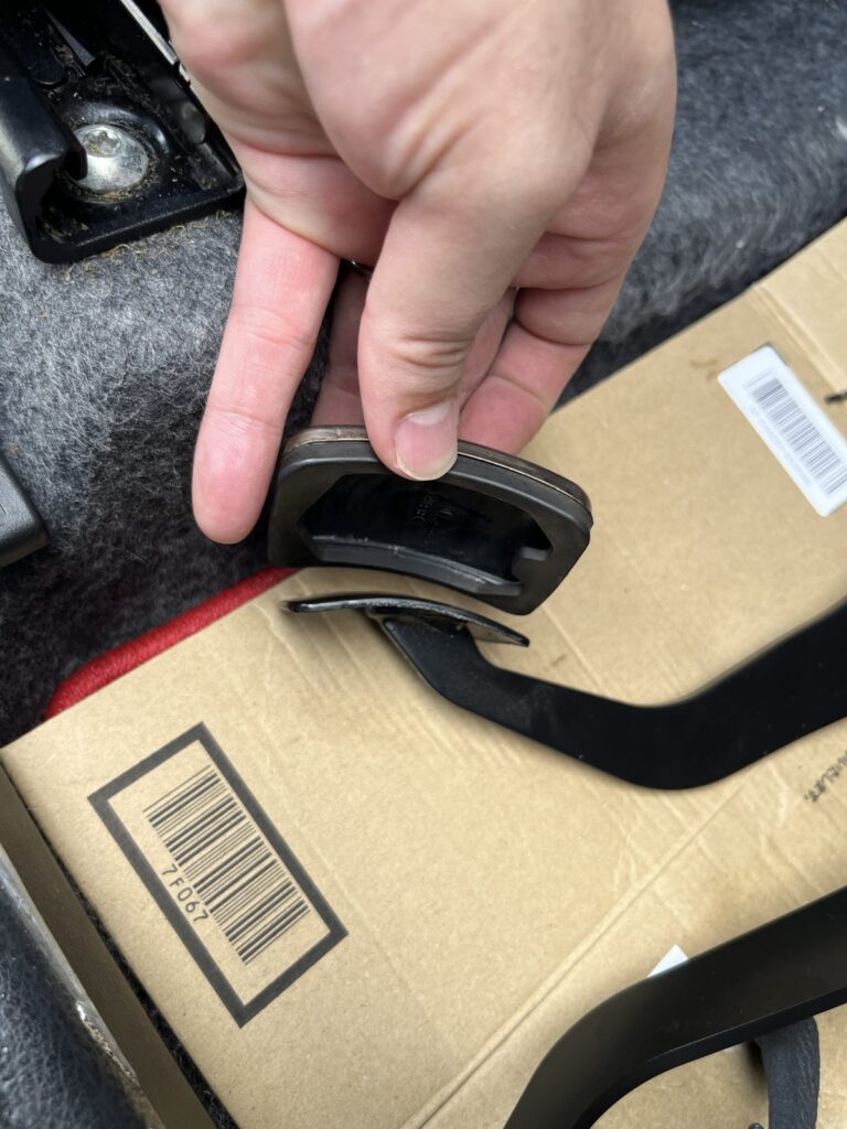 純正のペダルパッドを外したところ