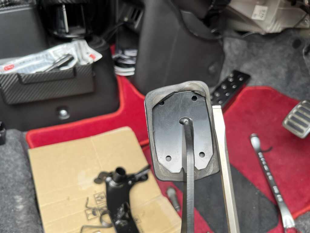 新しいクラッチペダルに純正パッドをかぶせたところ